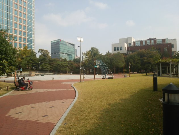 国債報償運動記念公園内の遊歩道と広場